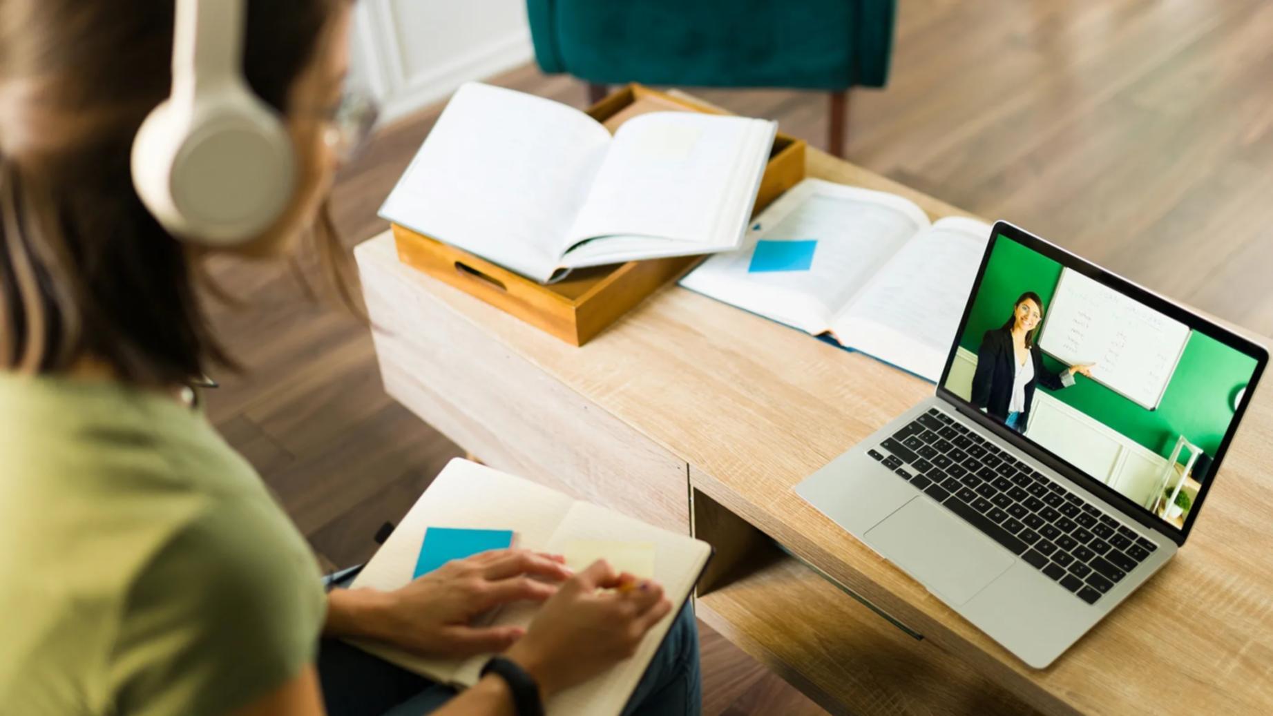 Présentation d'un tableau de bord budgétaire lors d'un webinaire